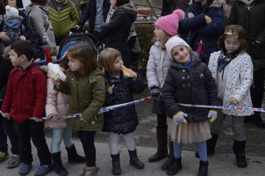 Imágenes de la llegada de los Reyes Magos a Pamplona, desde el puente de la Magdalena al Ayuntamiento.