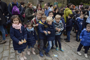 Imágenes de la llegada de los Reyes Magos a Pamplona, desde el puente de la Magdalena al Ayuntamiento.
