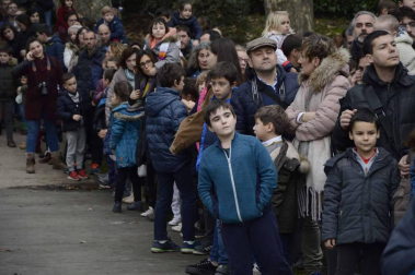 Imágenes de la llegada de los Reyes Magos a Pamplona, desde el puente de la Magdalena al Ayuntamiento.