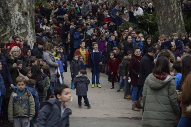 Imágenes de la llegada de los Reyes Magos a Pamplona, desde el puente de la Magdalena al Ayuntamiento.