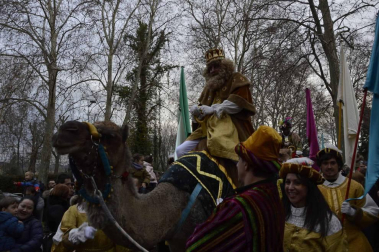 Imágenes de la llegada de los Reyes Magos a Pamplona, desde el puente de la Magdalena al Ayuntamiento.