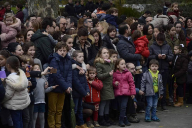 Imágenes de la llegada de los Reyes Magos a Pamplona, desde el puente de la Magdalena al Ayuntamiento.