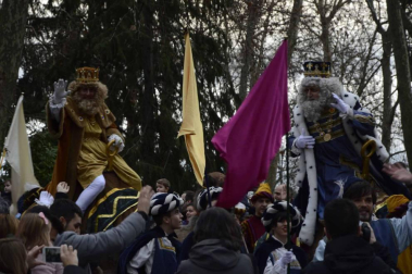 Imágenes de la llegada de los Reyes Magos a Pamplona, desde el puente de la Magdalena al Ayuntamiento.