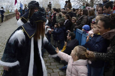 Imágenes de la llegada de los Reyes Magos a Pamplona, desde el puente de la Magdalena al Ayuntamiento.
