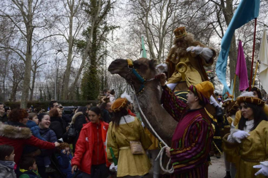 Imágenes de la llegada de los Reyes Magos a Pamplona, desde el puente de la Magdalena al Ayuntamiento.