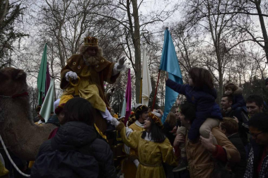 Imágenes de la llegada de los Reyes Magos a Pamplona, desde el puente de la Magdalena al Ayuntamiento.