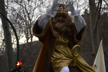 Imágenes de la llegada de los Reyes Magos a Pamplona, desde el puente de la Magdalena al Ayuntamiento.