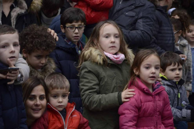 Imágenes de la llegada de los Reyes Magos a Pamplona, desde el puente de la Magdalena al Ayuntamiento.
