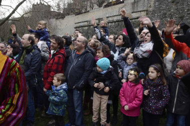 Imágenes de la llegada de los Reyes Magos a Pamplona, desde el puente de la Magdalena al Ayuntamiento.