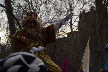 Imágenes de la llegada de los Reyes Magos a Pamplona, desde el puente de la Magdalena al Ayuntamiento.