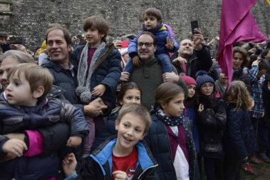Imágenes de la llegada de los Reyes Magos a Pamplona, desde el puente de la Magdalena al Ayuntamiento.