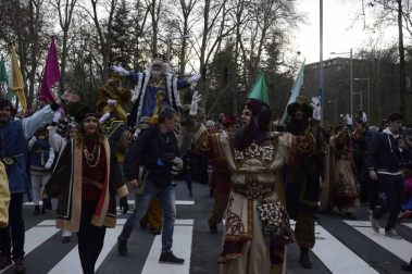 Imágenes de la llegada de los Reyes Magos a Pamplona, desde el puente de la Magdalena al Ayuntamiento.