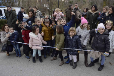 Imágenes de la llegada de los Reyes Magos a Pamplona, desde el puente de la Magdalena al Ayuntamiento.