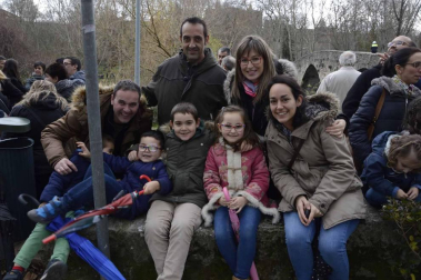 Imágenes de la llegada de los Reyes Magos a Pamplona, desde el puente de la Magdalena al Ayuntamiento.