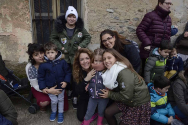 Imágenes de la llegada de los Reyes Magos a Pamplona, desde el puente de la Magdalena al Ayuntamiento.