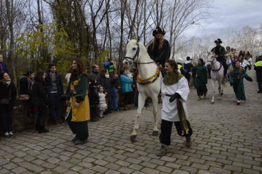 Imágenes de la llegada de los Reyes Magos a Pamplona, desde el puente de la Magdalena al Ayuntamiento.