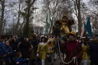 Imágenes de la llegada de los Reyes Magos a Pamplona, desde el puente de la Magdalena al Ayuntamiento.