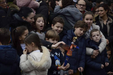 Imágenes de la llegada de los Reyes Magos a Pamplona, desde el puente de la Magdalena al Ayuntamiento.
