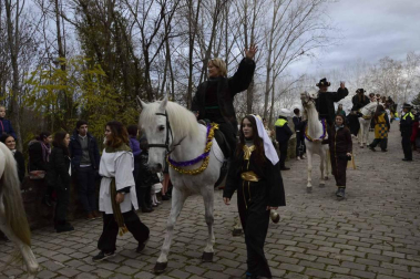 Imágenes de la llegada de los Reyes Magos a Pamplona, desde el puente de la Magdalena al Ayuntamiento.