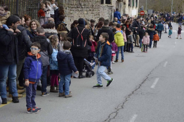 Imágenes de la llegada de los Reyes Magos a Pamplona, desde el puente de la Magdalena al Ayuntamiento.