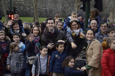 Imágenes de la llegada de los Reyes Magos a Pamplona, desde el puente de la Magdalena al Ayuntamiento.