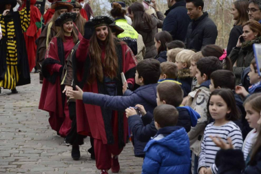 Imágenes de la llegada de los Reyes Magos a Pamplona, desde el puente de la Magdalena al Ayuntamiento.
