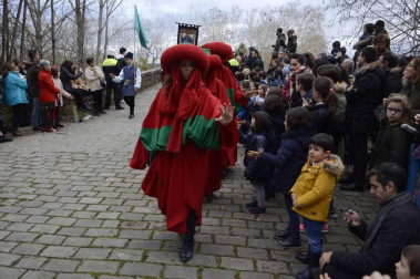 Imágenes de la llegada de los Reyes Magos a Pamplona, desde el puente de la Magdalena al Ayuntamiento.