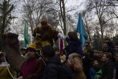 Imágenes de la llegada de los Reyes Magos a Pamplona, desde el puente de la Magdalena al Ayuntamiento.