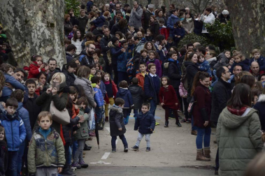 Imágenes de la llegada de los Reyes Magos a Pamplona, desde el puente de la Magdalena al Ayuntamiento.
