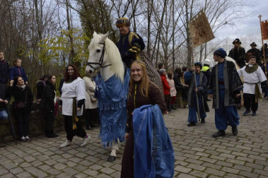 Imágenes de la llegada de los Reyes Magos a Pamplona, desde el puente de la Magdalena al Ayuntamiento.