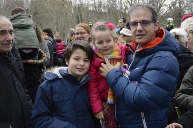 Imágenes de la llegada de los Reyes Magos a Pamplona, desde el puente de la Magdalena al Ayuntamiento.
