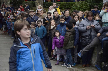 Imágenes de la llegada de los Reyes Magos a Pamplona, desde el puente de la Magdalena al Ayuntamiento.