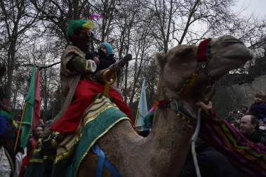 Imágenes de la llegada de los Reyes Magos a Pamplona, desde el puente de la Magdalena al Ayuntamiento.