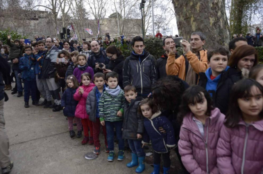 Imágenes de la llegada de los Reyes Magos a Pamplona, desde el puente de la Magdalena al Ayuntamiento.