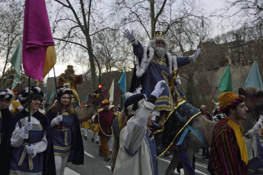 Imágenes de la llegada de los Reyes Magos a Pamplona, desde el puente de la Magdalena al Ayuntamiento.