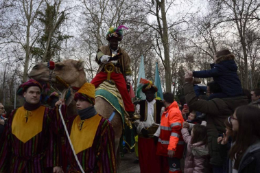 Imágenes de la llegada de los Reyes Magos a Pamplona, desde el puente de la Magdalena al Ayuntamiento.