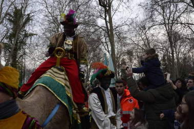 Imágenes de la llegada de los Reyes Magos a Pamplona, desde el puente de la Magdalena al Ayuntamiento.