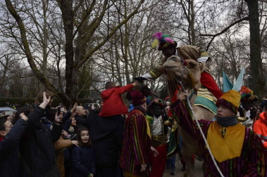 Imágenes de la llegada de los Reyes Magos a Pamplona, desde el puente de la Magdalena al Ayuntamiento.
