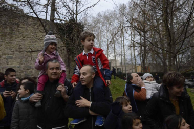 Imágenes de la llegada de los Reyes Magos a Pamplona, desde el puente de la Magdalena al Ayuntamiento.