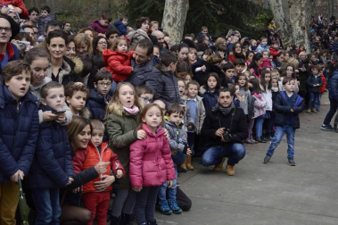 Imágenes de la llegada de los Reyes Magos a Pamplona, desde el puente de la Magdalena al Ayuntamiento.