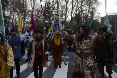 Imágenes de la llegada de los Reyes Magos a Pamplona, desde el puente de la Magdalena al Ayuntamiento.