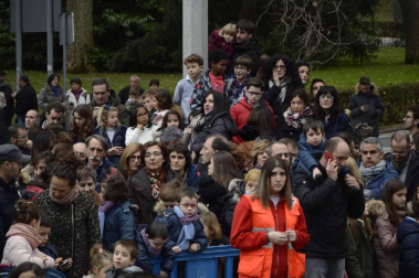 Imágenes de la llegada de los Reyes Magos a Pamplona, desde el puente de la Magdalena al Ayuntamiento.