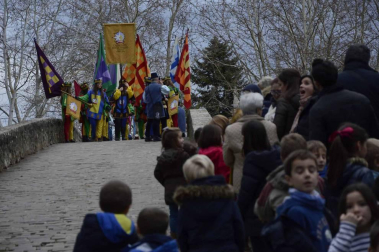 Imágenes de la llegada de los Reyes Magos a Pamplona, desde el puente de la Magdalena al Ayuntamiento.
