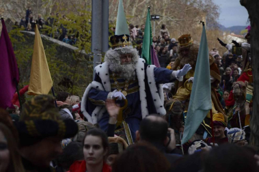 Imágenes de la llegada de los Reyes Magos a Pamplona, desde el puente de la Magdalena al Ayuntamiento.