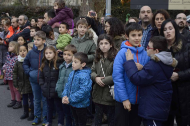 Imágenes de la llegada de los Reyes Magos a Pamplona, desde el puente de la Magdalena al Ayuntamiento.