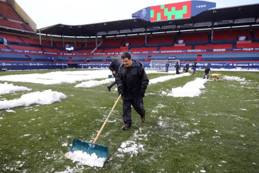 Operarios de Osasuna, del ISN y voluntarios de Sadar Bizirik limpiaron la nieve del terreno de juego horas antes de la disputa del Osasuna-Valladolid, aplazado por las nevadas.