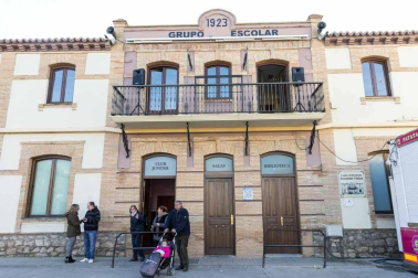 Pedro Luis Lavilla y José Mª Andrés, miembros de la brigada recientemente jubilados, protagonizaron el lanzamiento del cohete