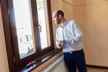 Pedro Luis Lavilla y José Mª Andrés, miembros de la brigada recientemente jubilados, protagonizaron el lanzamiento del cohete