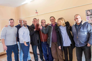 Pedro Luis Lavilla y José Mª Andrés, miembros de la brigada recientemente jubilados, protagonizaron el lanzamiento del cohete
