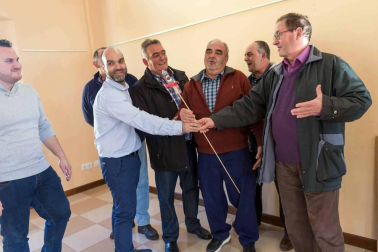 Pedro Luis Lavilla y José Mª Andrés, miembros de la brigada recientemente jubilados, protagonizaron el lanzamiento del cohete